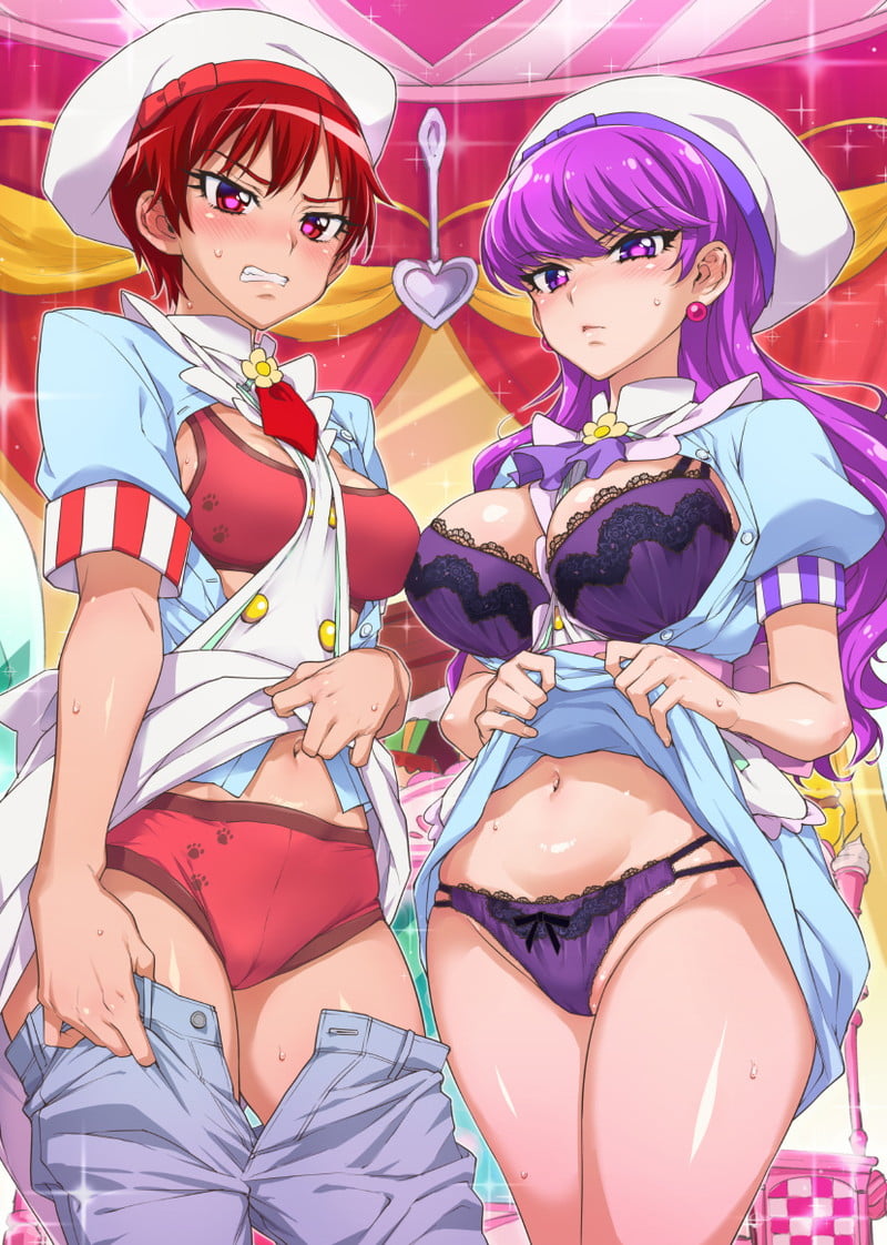  羞恥に耐えて全裸になる女性の画像 